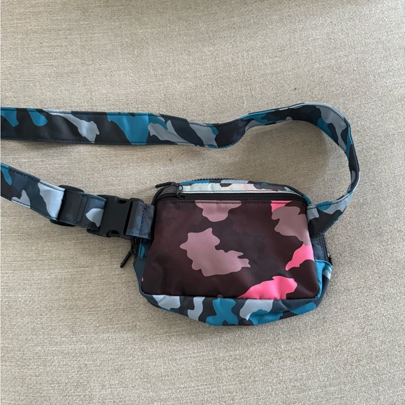 Lululemon camo belt bag - Picture 2 of 2
